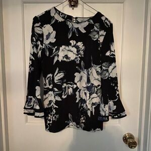 Blue flowered blouse, pretty 3/4 sleeves with ruffle cuff.